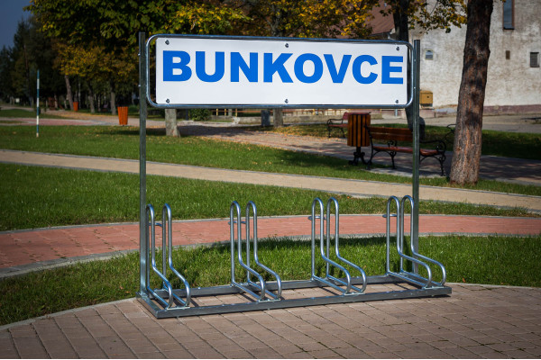 IQ 4 kerékpártároló reklámtáblával, horganyzott