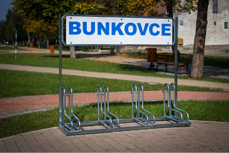 IQ 4 kerékpártároló reklámtáblával, horganyzott