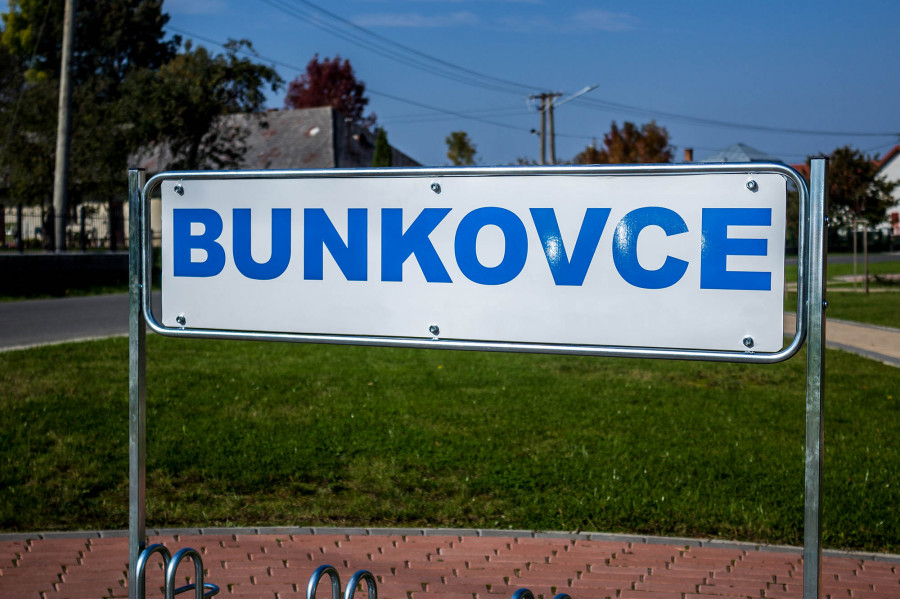 IQ 4 kerékpártároló reklámtáblával, horganyzott