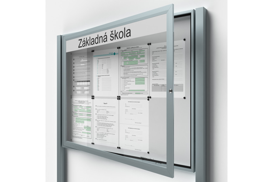 Zárható információs vitrin 8xA4 SIDE50 táblával és oszlopokkal