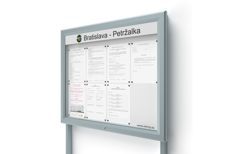 Kültéri információs vitrin 8xA4 UP60 táblával és oszlopokkal